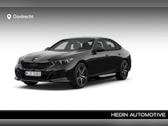BMW 5-serie - 530e M Sport Edition | M Sport Pro | Trekhaak | Glazen Panoramadak | Innovation Pack | Tra