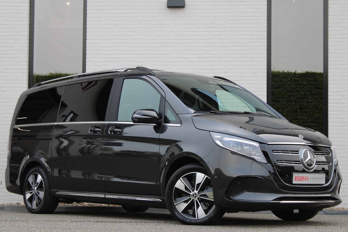 Mercedes-Benz EQV - 300 L2 / AMG / Panorama / 7-Persoons / Burmester / Electr Stoelen / Vol Opties / NIEUWSTAA - AutoWereld.nl