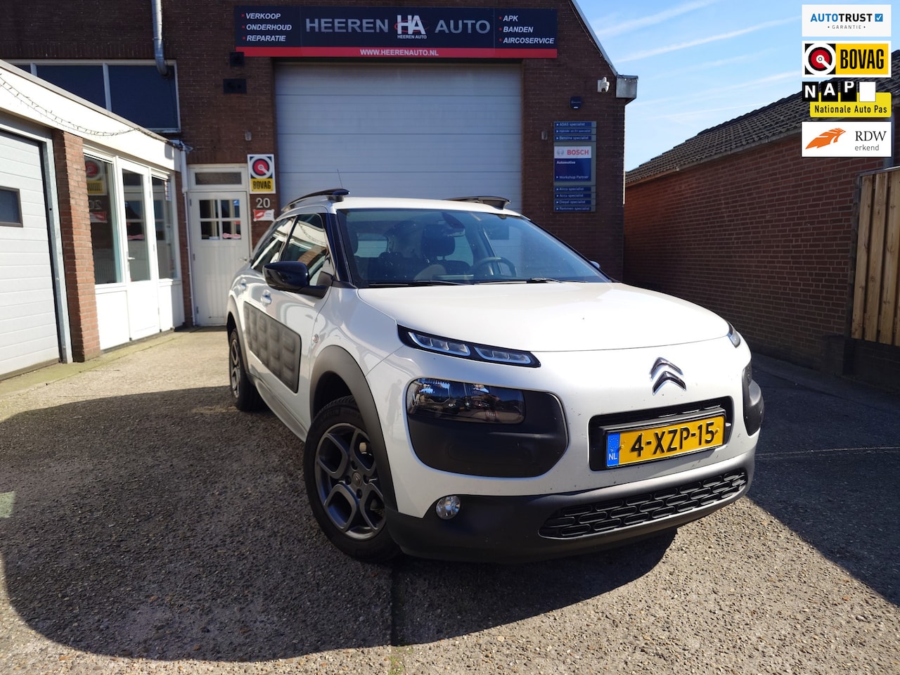 Citroën C4 Cactus - 1.2 PureTech Shine 1.2 PureTech Shine, Parelmoer Wit, Dealer onderhouden, Camera - AutoWereld.nl