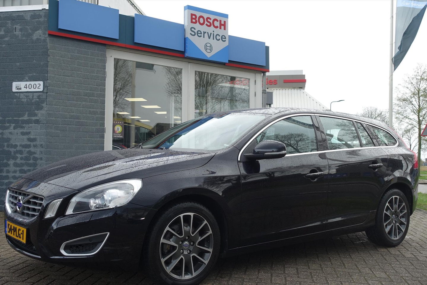 Volvo V60 - T5 240pk Powershift Momentum | LEDER | TREKHAAK | XENON - AutoWereld.nl