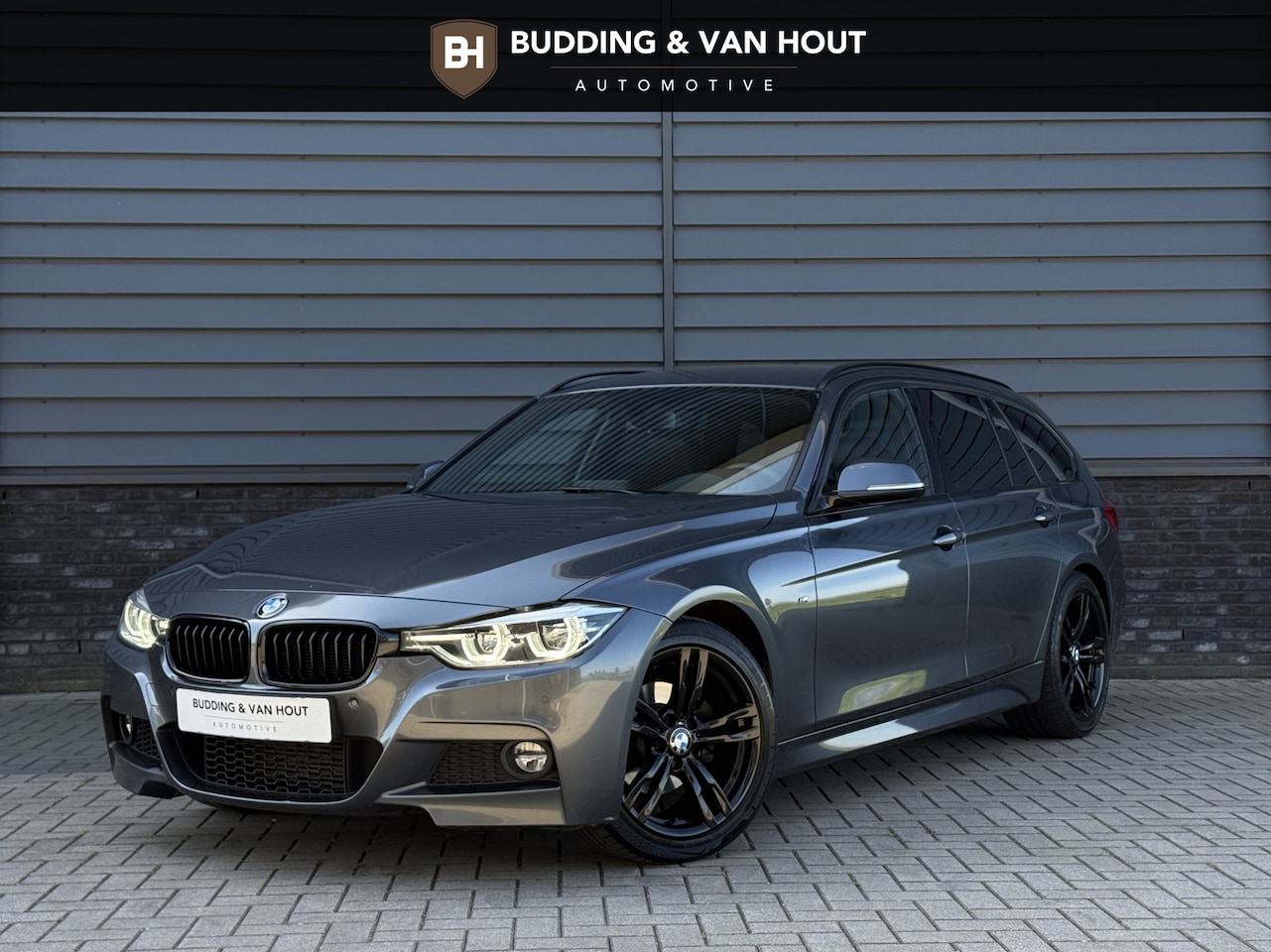 BMW 3-serie Touring - 318i High Executive M-Sport Trekhaak Apple Carplay Stoelverwarming Hifi Audio - AutoWereld.nl