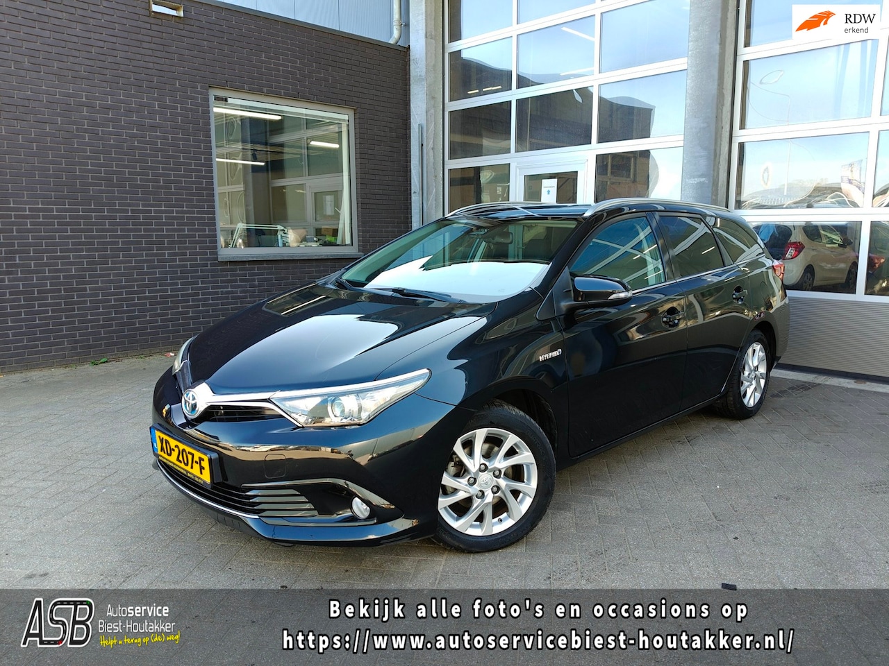 Toyota Auris Touring Sports - 1.8 Hybrid Executive Go | Automaat | Keyless | Fullmap Navigatie | Airco | Achteruitrijcam - AutoWereld.nl