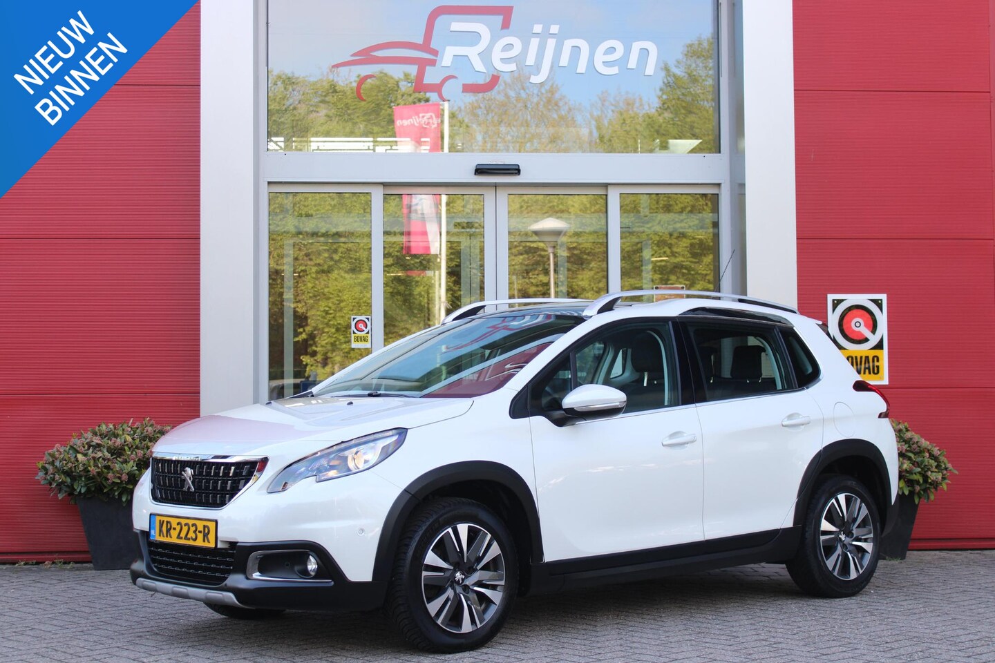 Peugeot 2008 - 1.2 110PK AUTOMAAT ALLURE | TREKHAAK | PANORAMA DAK | JBL AUDIO SYSTEM | PARKING PACK: (AC - AutoWereld.nl