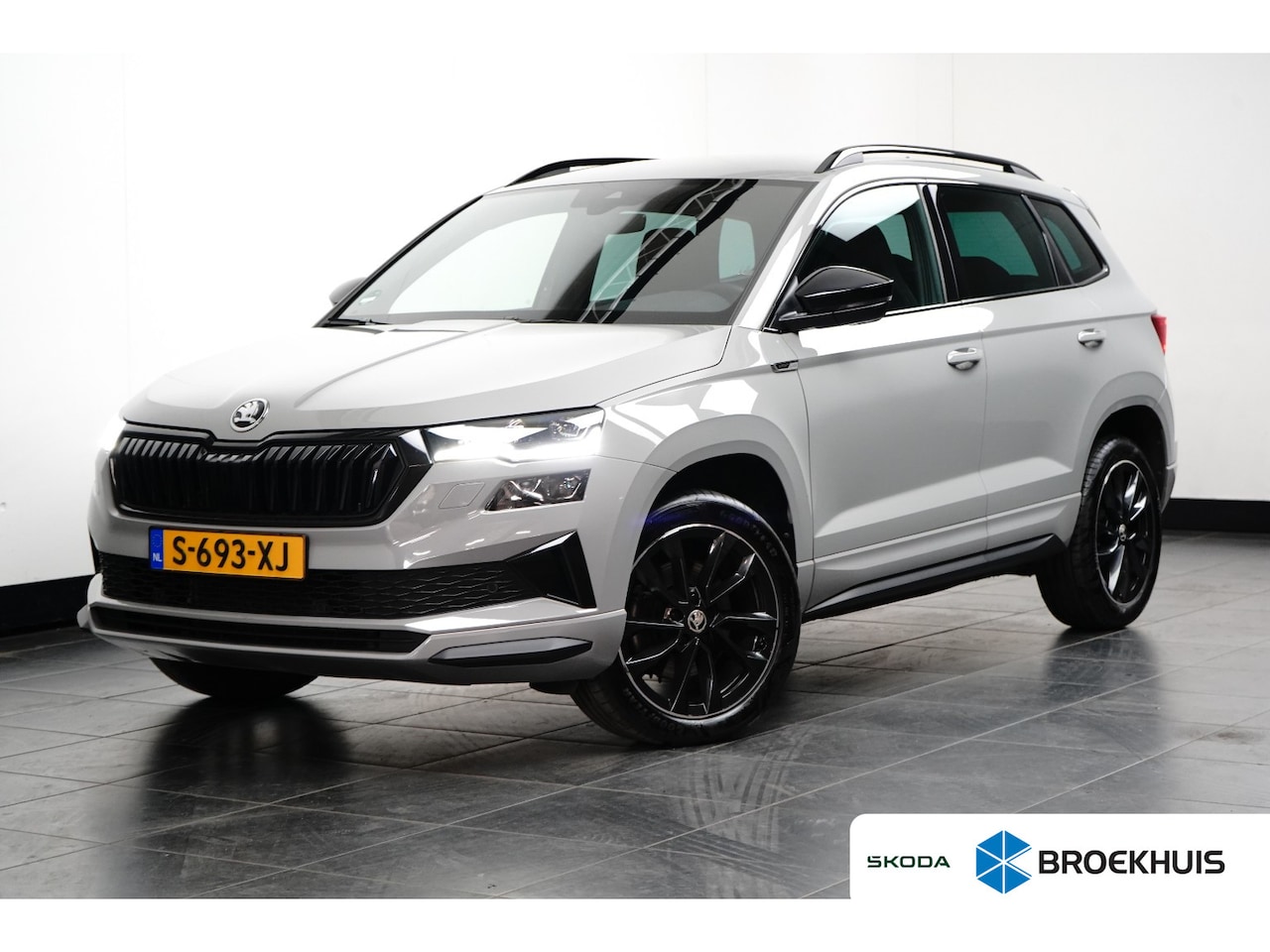 Skoda Karoq - 1.5 TSI 150 pk ACT Sportline Business | Achteruitrijcamera | Navigatie | Maxtrix LED | Sto - AutoWereld.nl