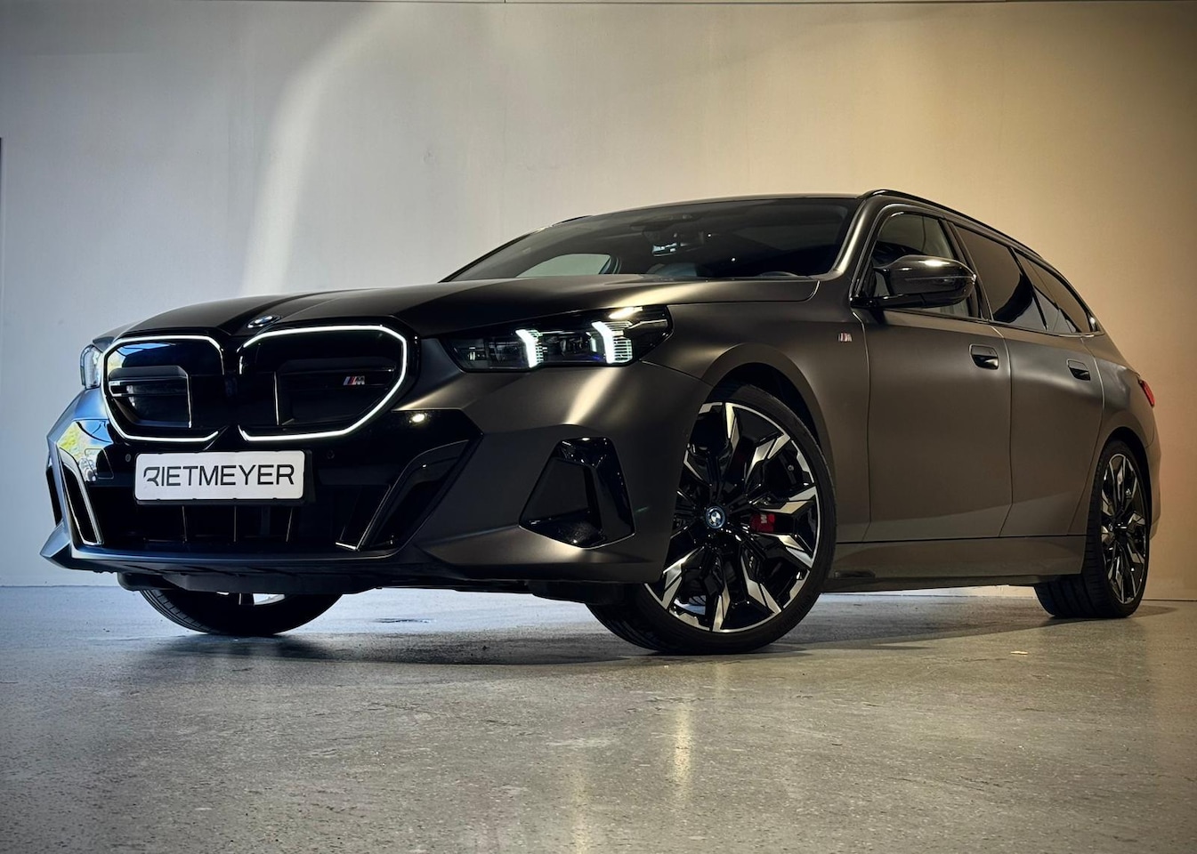 BMW i5 Touring - M60 xDrive |Panorama |Ext./Inter. Carbon |Iconic Glow | - AutoWereld.nl