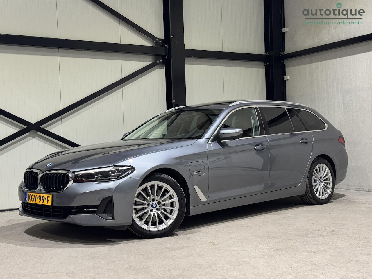 BMW 5-serie Touring - 520e Business | navi | leder | panorama | trekhaak | - AutoWereld.nl
