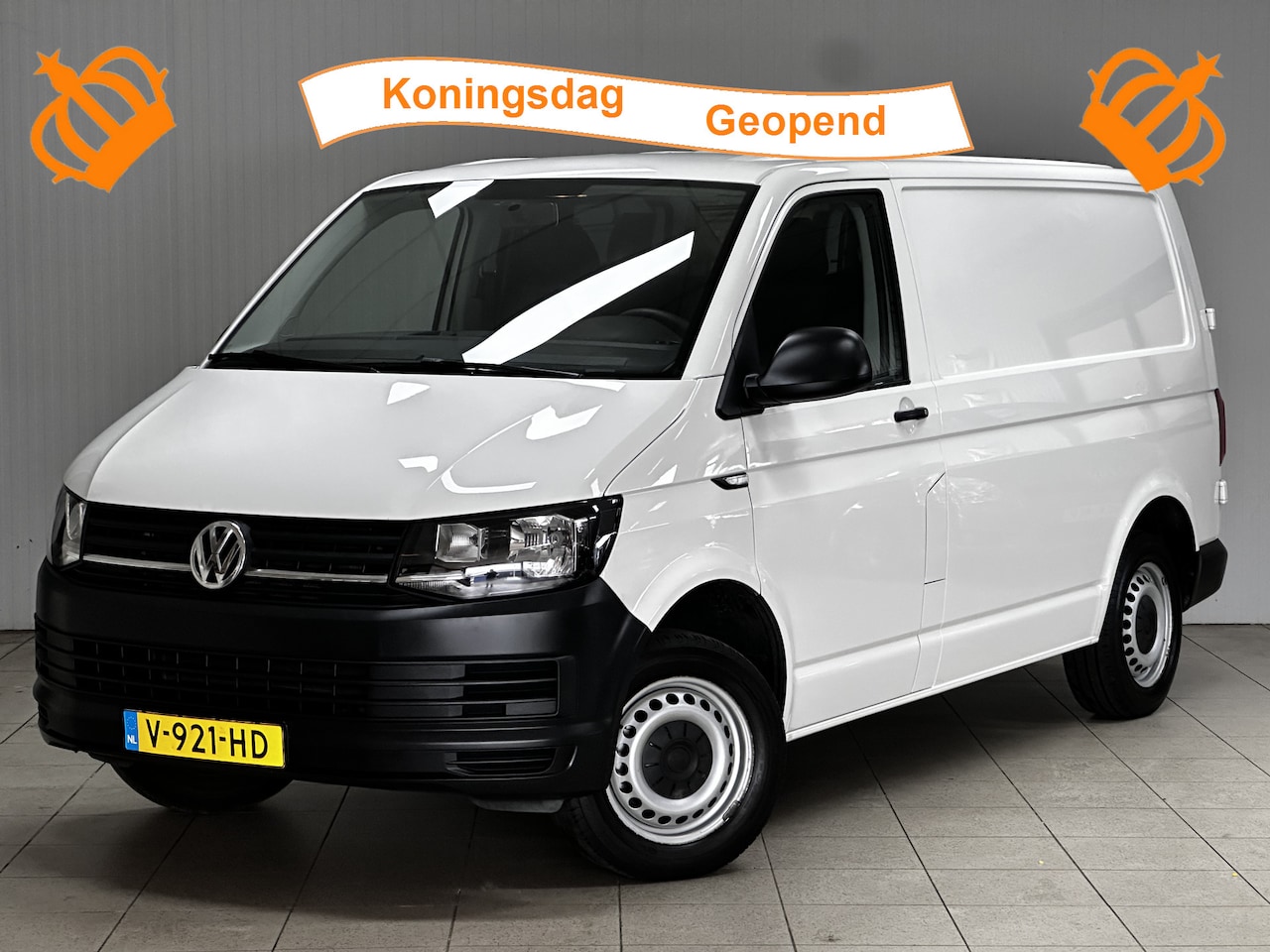 Volkswagen Transporter - 2.0 TDI L1H1/ Dealer onderhouden!/ Trekhaak/ Zij-Schuifdeur Rechts/ Bluetooth/ Airco/ Crui - AutoWereld.nl