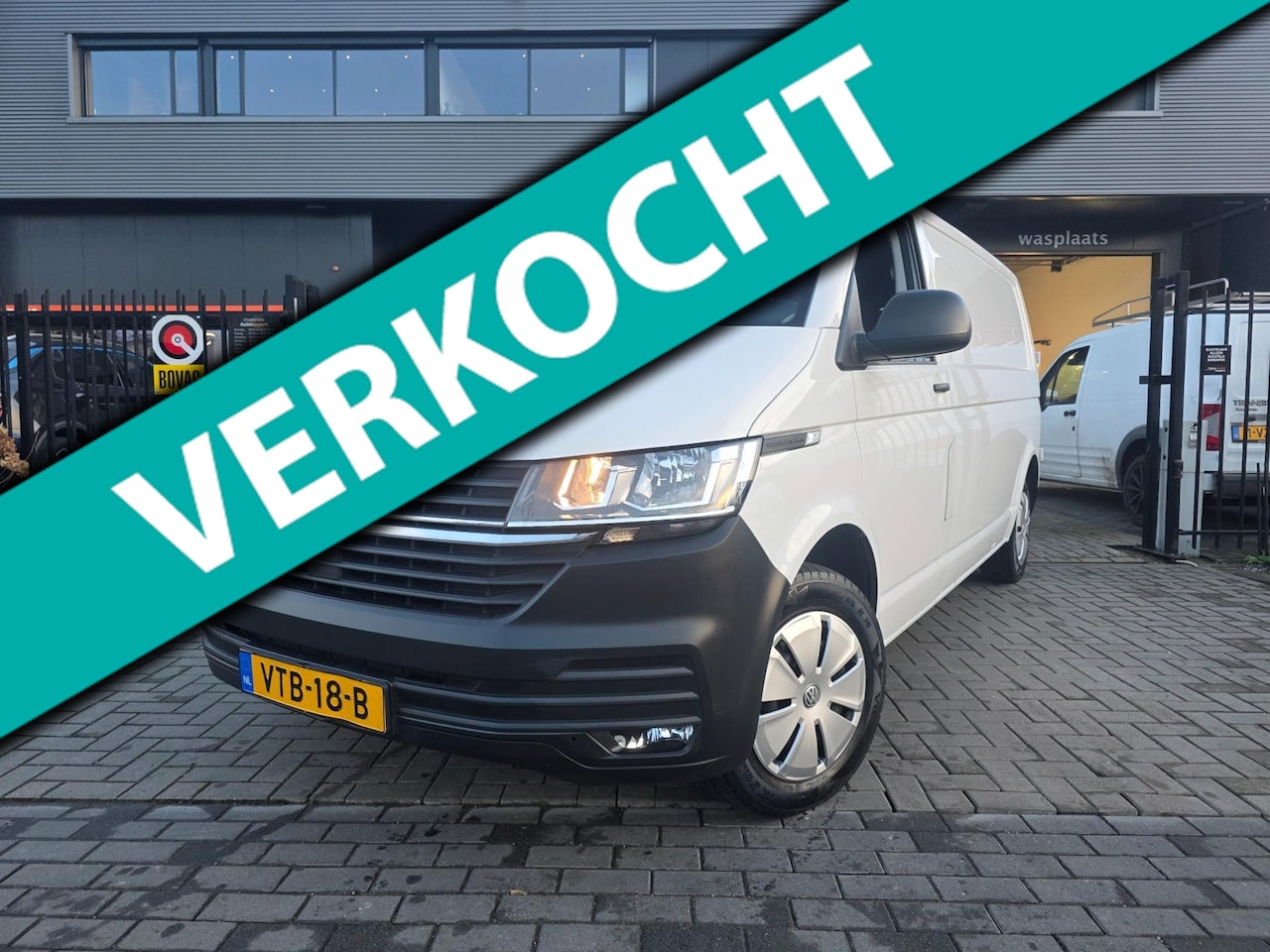 Volkswagen Transporter - 2.0 TDI L2H1 28 Comfortline | Met o.a. BOTT inbouw, AppleCarPlay/AndroidAuto, cruise contr - AutoWereld.nl