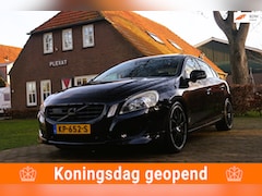Volvo S60 - 3.0 T6 AWD Momentum Aut. | Heico Uitvoering | Panorama | Lijnbaan | Bliss | Camera | Stoel
