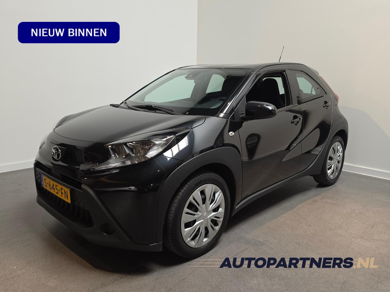 Toyota Aygo X - 1.0 VVT-i MT Play Apple Carplay/Android Auto -  Adaptive Cruise - Achteruitrijcamera - AutoWereld.nl
