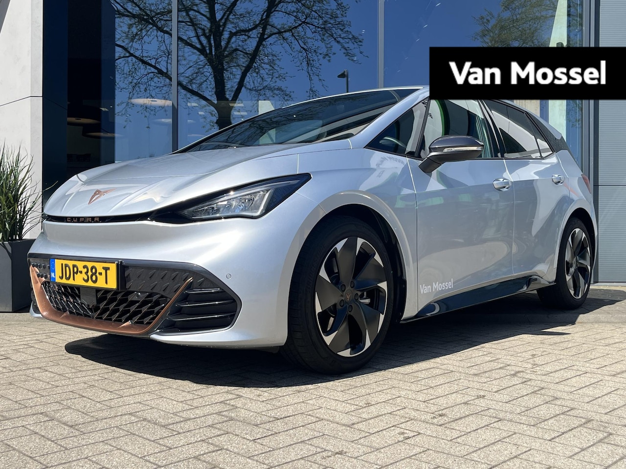 CUPRA Born - Essential Limited 63 kWh 231 PK | Parkeersensoren Voor & Achter | 19'' Lichtmetalen Velgen - AutoWereld.nl