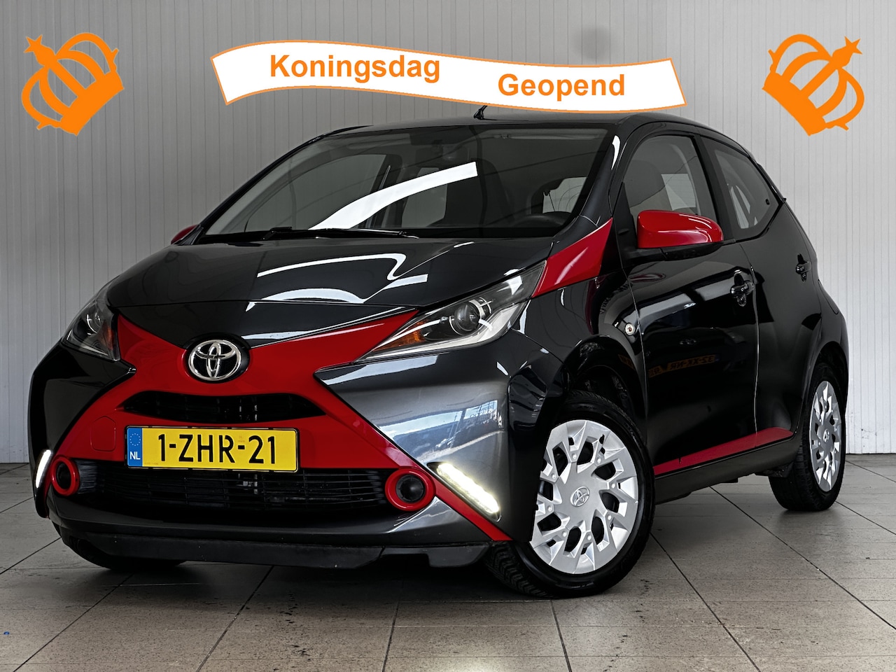 Toyota Aygo - 1.0 VVT-i x-play/ Camera/ Media-Scherm/ Two-Tone/ Airco/ Toerenteller/ Bluetooth/ Elek. pa - AutoWereld.nl