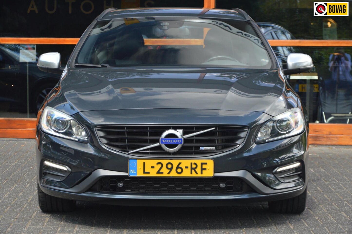 Volvo V60 - T3 R-Design | Stoelverwarming | Trekhaak | Rondom parkeersensoren | High Performance Audio - AutoWereld.nl