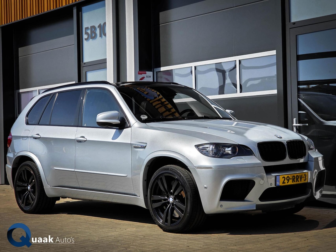 BMW X5 - M 4.4i V8 | MOTOR GEREVISEERD | PANO | TREKHAAK | HUD | LEER | FULL OPTION - AutoWereld.nl