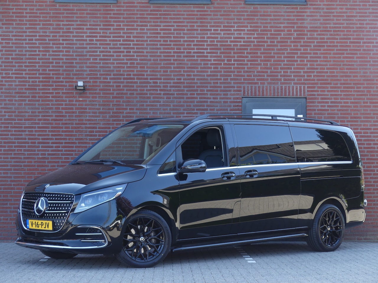 Mercedes-Benz V-klasse - 300d Extra Lang LED/LEER/Elek deuren/360Camera - AutoWereld.nl