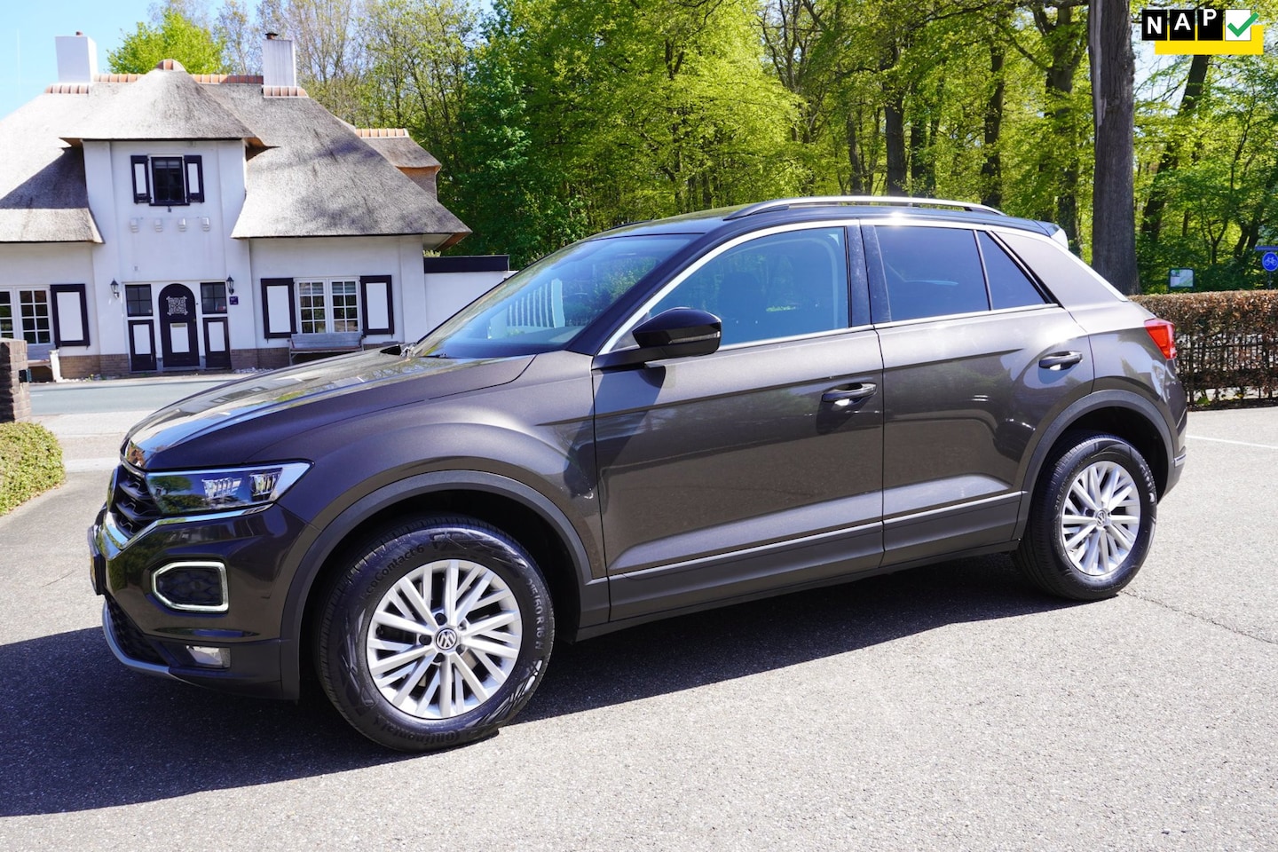 Volkswagen T-Roc - 1.5 TSI Style Navi Pdc Panoramadak Trekhaak - AutoWereld.nl