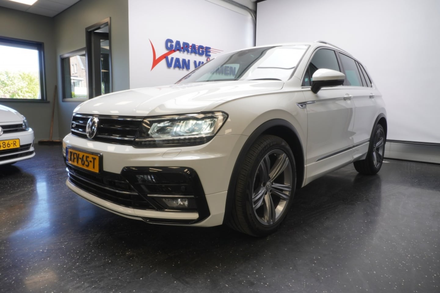 Volkswagen Tiguan - 1.5 TSI ACT Highline Business R-line 19'' LED Carplay - AutoWereld.nl