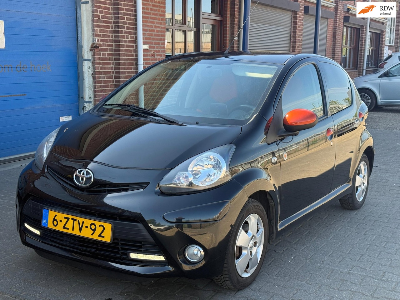 Toyota Aygo - 1.0 VVT-i Dynamic Orange NAVIGATOR INCL GROTE BEURT! - AutoWereld.nl