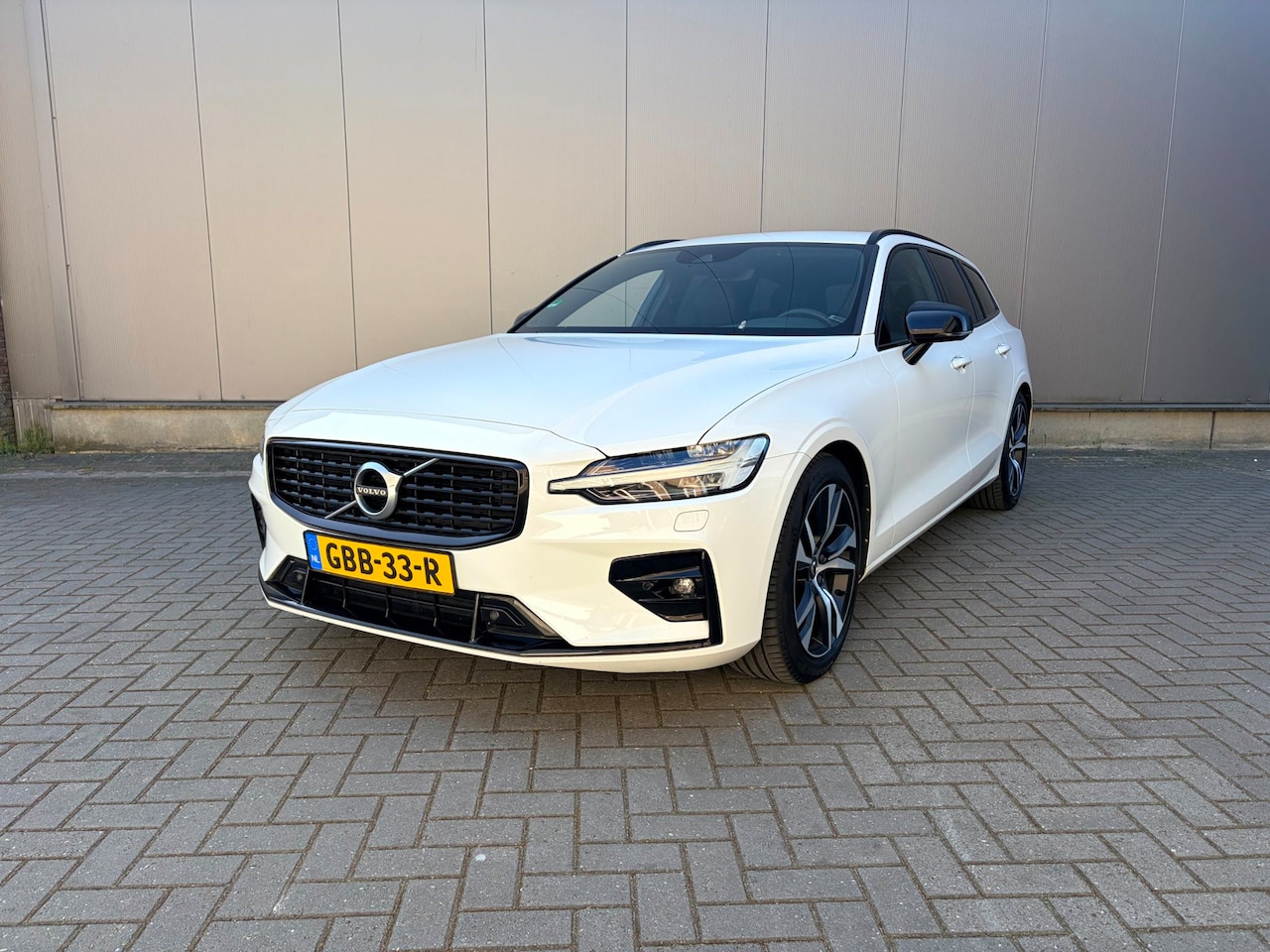 Volvo V60 - 2.0 D4 R-Design 2.0 D4 R-Design - AutoWereld.nl