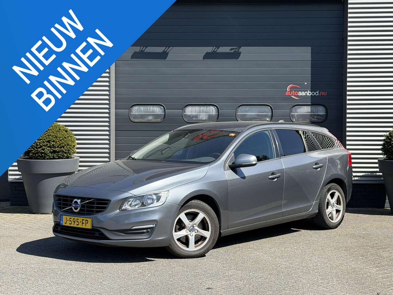 Volvo V60 - 2.0 D2 R-Design | Navigatie | Climate Control | Stoelverwarming | Trekhaak | - AutoWereld.nl