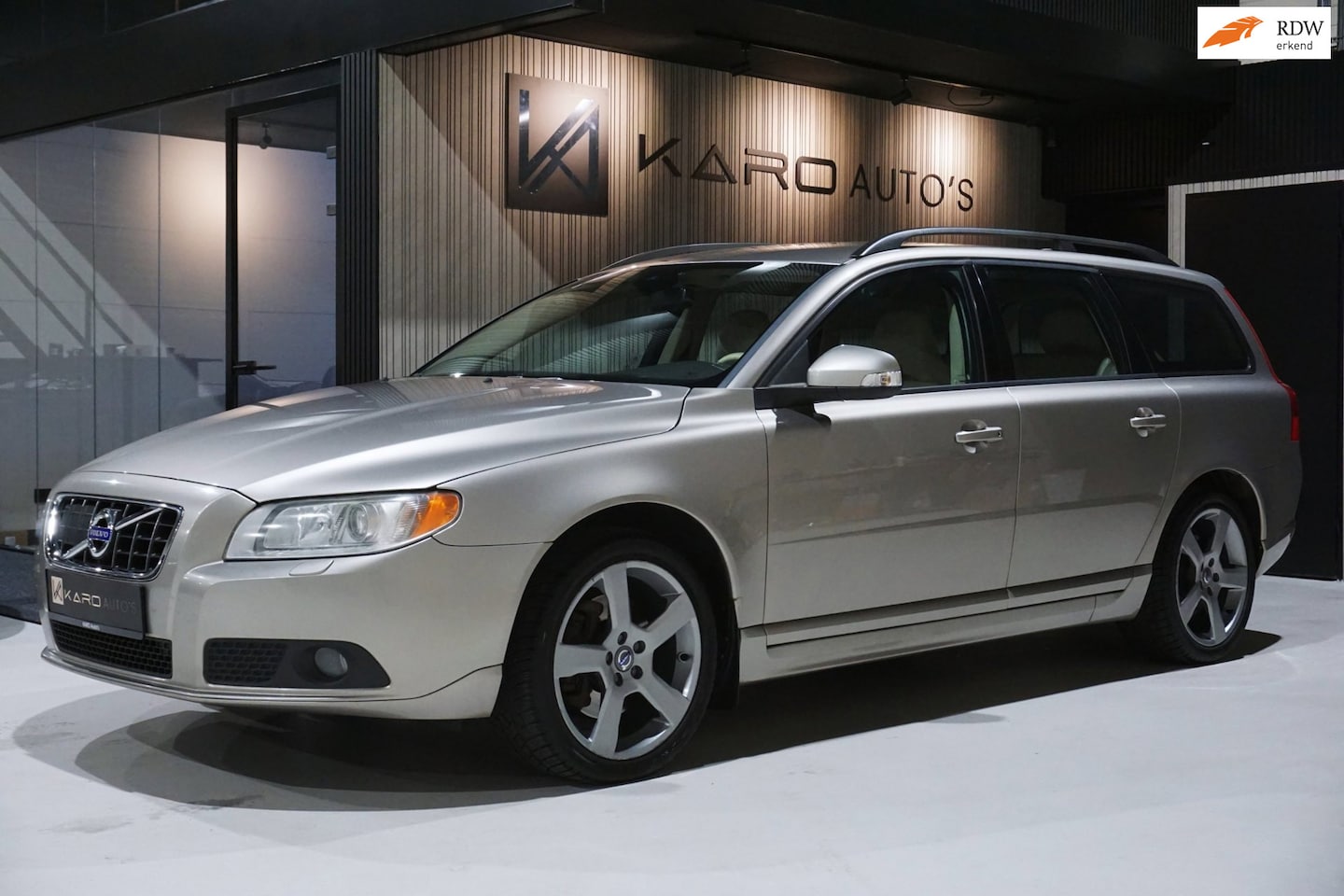 Volvo V70 - 3.2 V6 Momentum AUT Xenon Leer Clima Cruise Trekhk - AutoWereld.nl