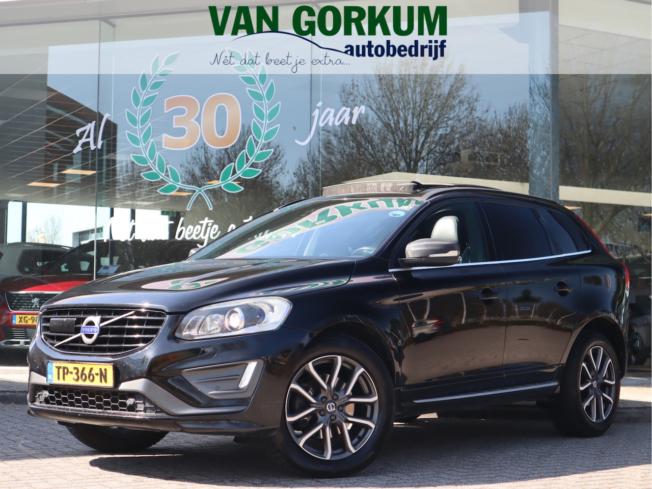Volvo XC60 - 2.4 D5 R-Design Navi /Leder / Pano / Trekh / Stoelverw / Vol uitgerust / BTW AUTO / 5 Cili - AutoWereld.nl