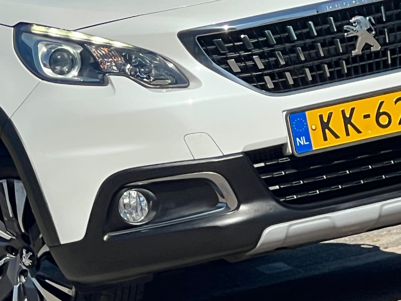 Peugeot 2008 - 1.2 PureTech Allure 110pk Automaat - Blanc Nacre - Supercompleet - AutoWereld.nl