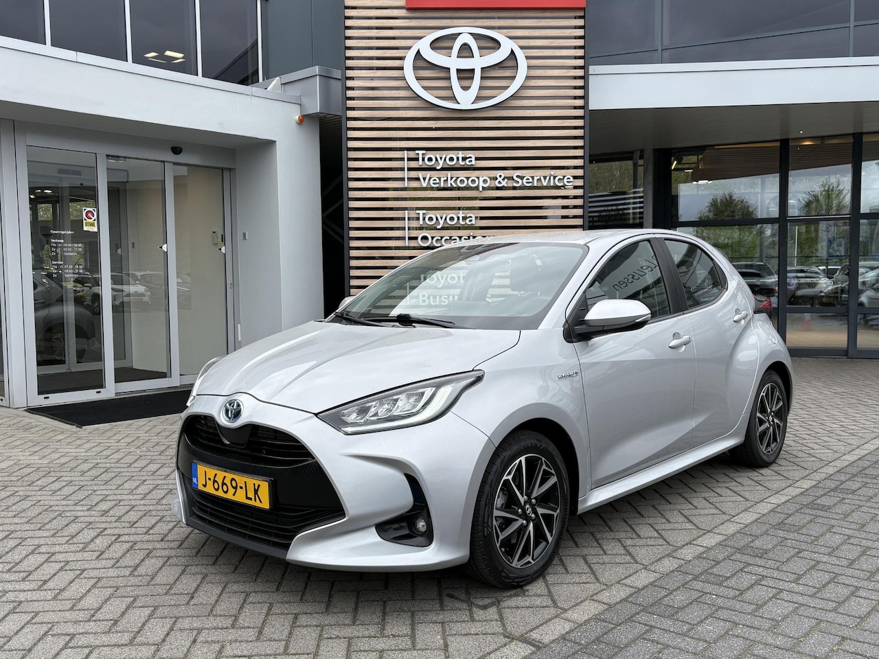 Toyota Yaris - 1.5 Hybrid First Edition NAVI KEYLESS LED NL-AUTO CLIMA LM-VELGEN - AutoWereld.nl