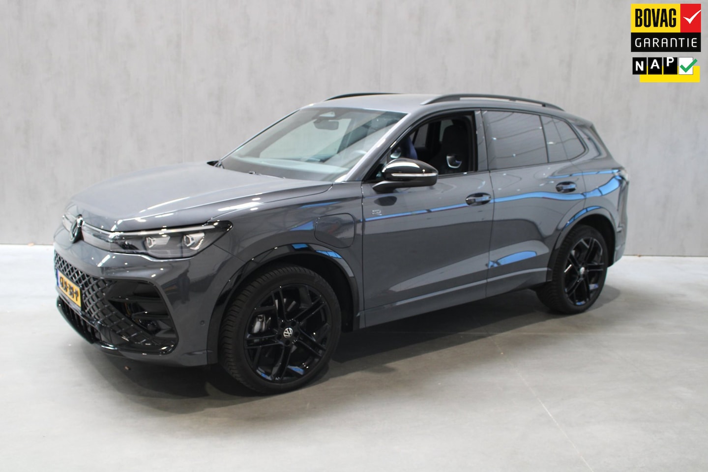 Volkswagen Tiguan - 1.5 eHybrid R-Line Camera/Trekhaak/Black pakket/R-line Prijs is rijklaar - AutoWereld.nl