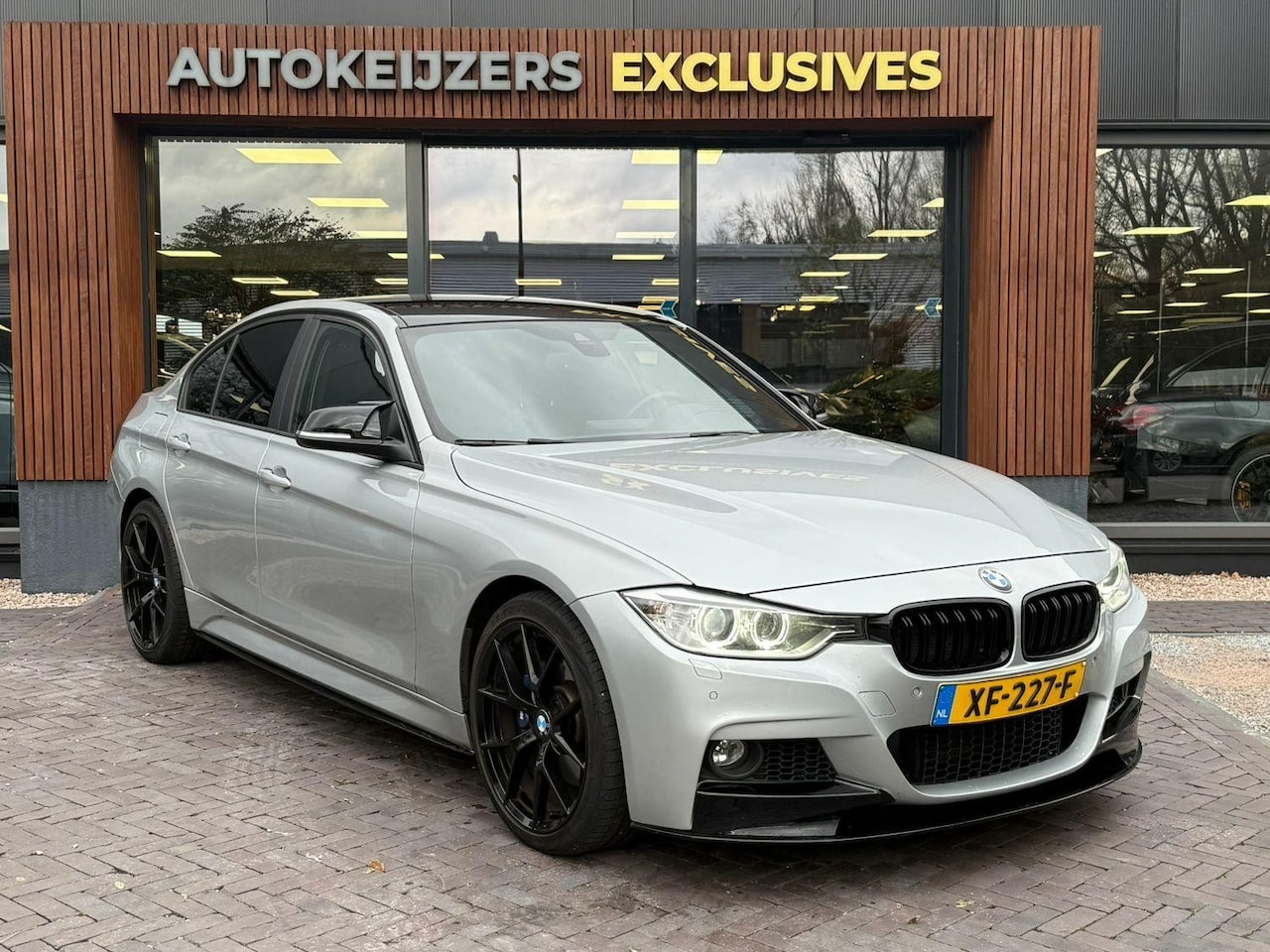 BMW 3-serie - 335i xDrive High Executive M-Pakket, Head-up, Akrapovic, Alcantara, Camera, etc etc - AutoWereld.nl