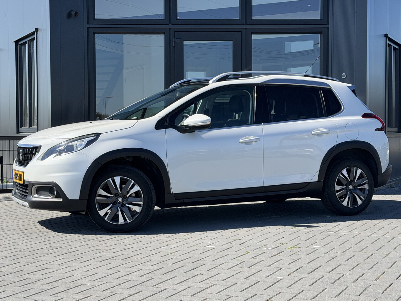 Peugeot 2008 - 1.2 PureTech Allure Pano | Clima | Navi | Nwe riem, beurt & APK - AutoWereld.nl