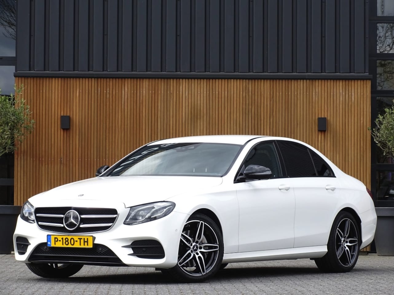 Mercedes-Benz E-klasse - 200 Prestige / AMG / LED - AutoWereld.nl