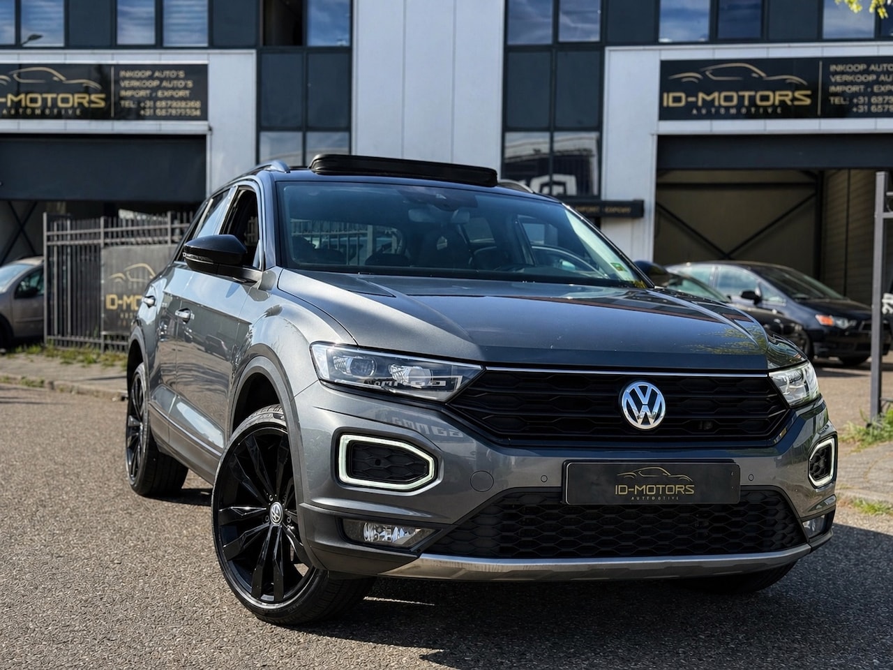 Volkswagen T-Roc - 1.5 TSI Sport Business R PANO LED BLACK - AutoWereld.nl