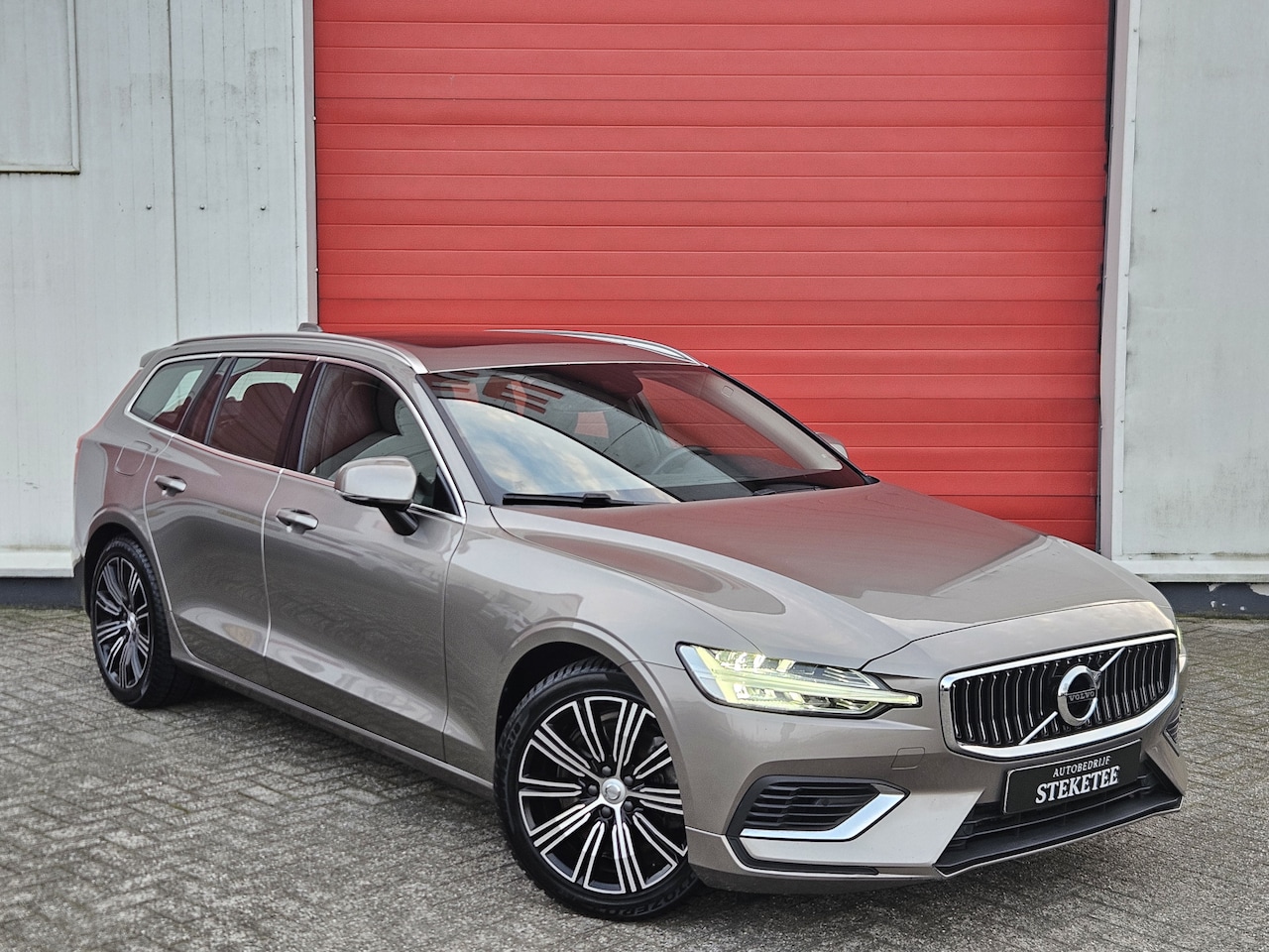 Volvo V60 - 2.0 T8 Twin Engine AWD Inscription | PANO | Elek. Trekhaak - AutoWereld.nl