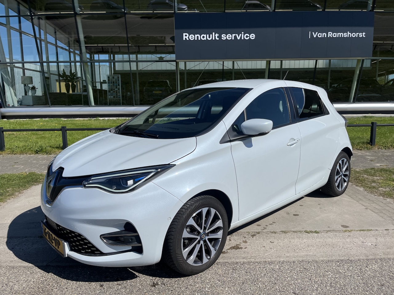 Renault Zoe - R135 Intens Business 52 kWh (Koopbatterij) / CCS-SNELLADER! / Stoelverw. / Camera / Keyles - AutoWereld.nl