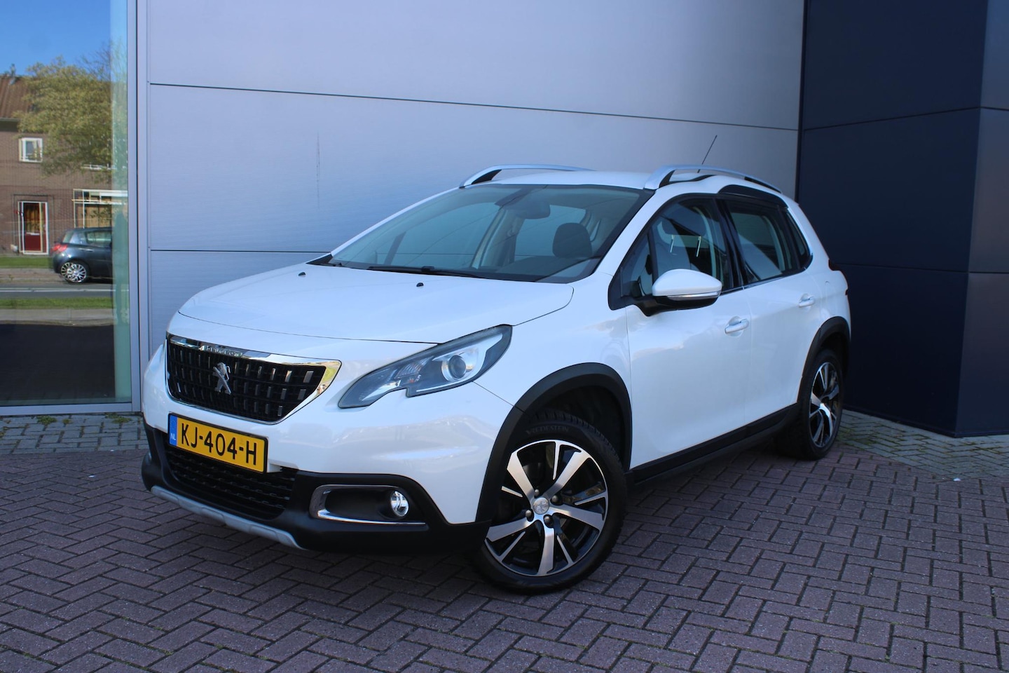 Peugeot 2008 - 1.2 PureTech 110pk Allure Airco Navi Carplay Camera Trekhaak 50.832km Nwstaat - AutoWereld.nl