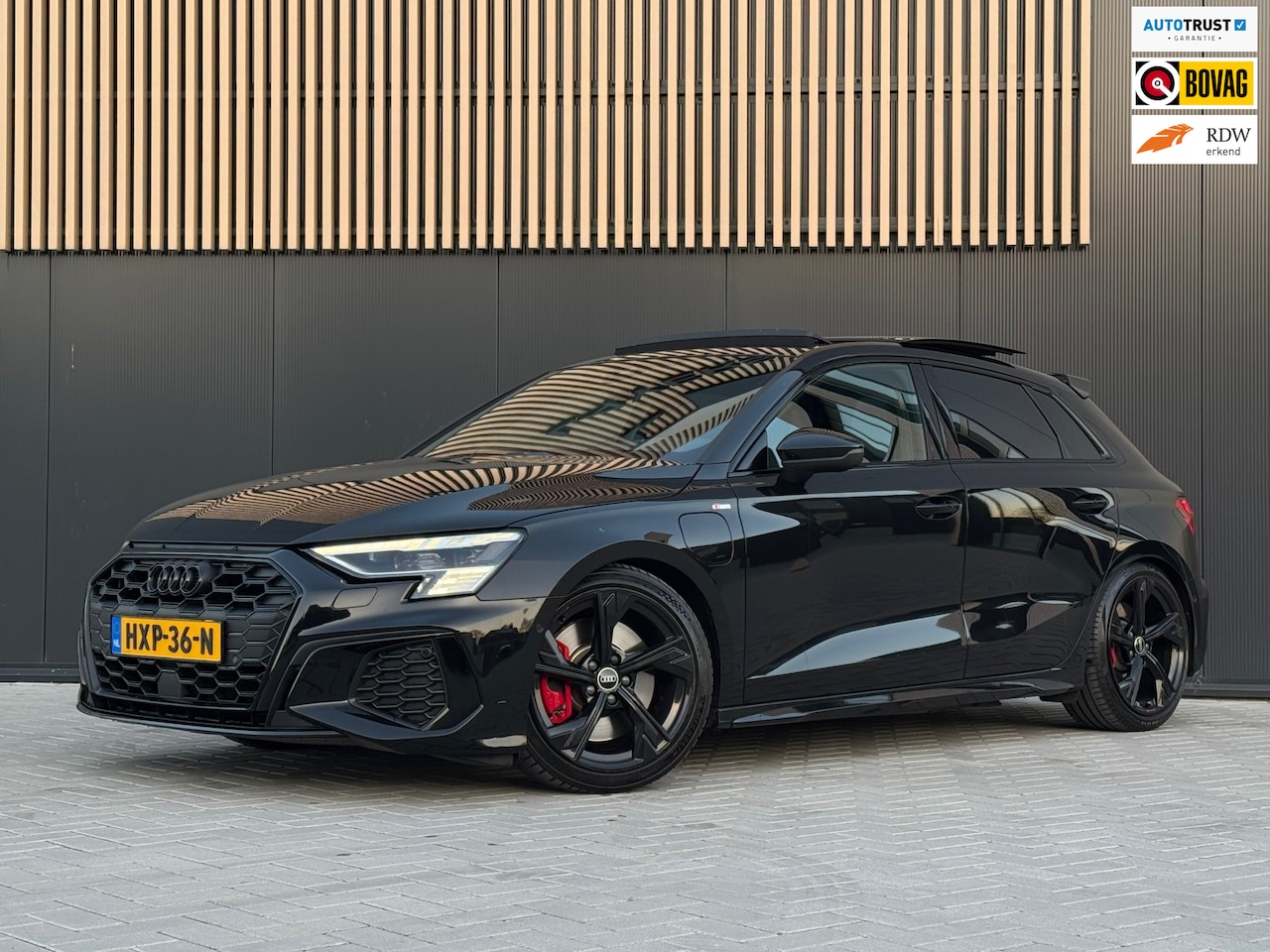 Audi A3 Sportback - 45 TFSIe S edition Competition Maxton Matrix Pano - AutoWereld.nl