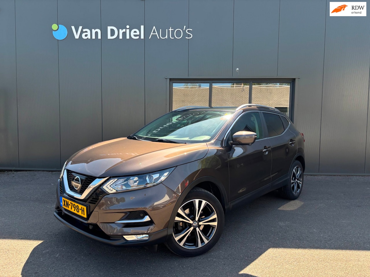 Nissan Qashqai - 1.2 N-Connecta / Navigatie / Panoramadak / Trekhaak! - AutoWereld.nl