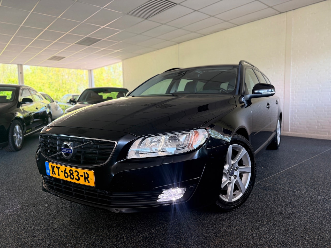 Volvo V70 - 2.0 D3 Momentum | 5 Cylinder | Automaat | Xenon | Leder | Navi | Trekhaak | - AutoWereld.nl