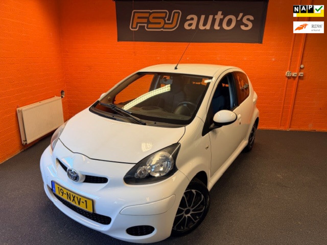 Toyota Aygo - 1.0 12V / 5 DEURS / NL-AUTO / NAVIGATOR / AIRCO!! - AutoWereld.nl