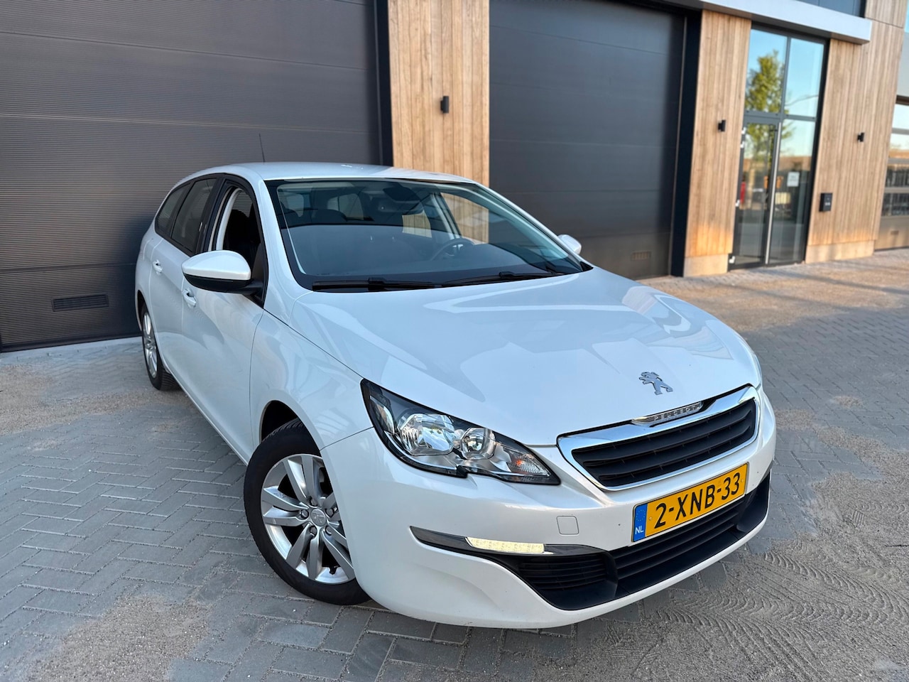 Peugeot 308 SW - 1.2 e-THP Active (bj 2014) PARELMOER|NAVI|AIRCO|LMV 16” - AutoWereld.nl