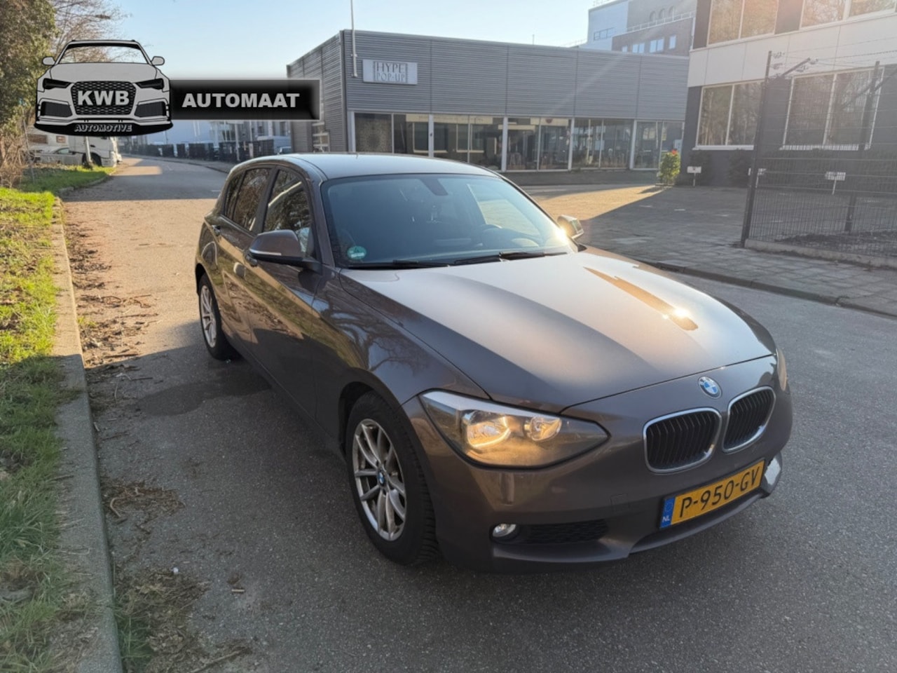 BMW 1-serie - 118i 5Drs Airco Navigatie Automaat Bruin - AutoWereld.nl
