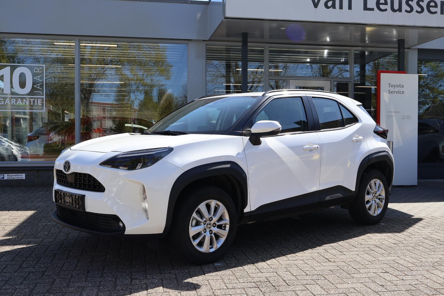 Toyota Yaris Cross - 1.5 HYBRID STOELVERW. STUURVERW. RUITENWISSER VERW. AD-CRUISE APPLE/ANDROID - AutoWereld.nl