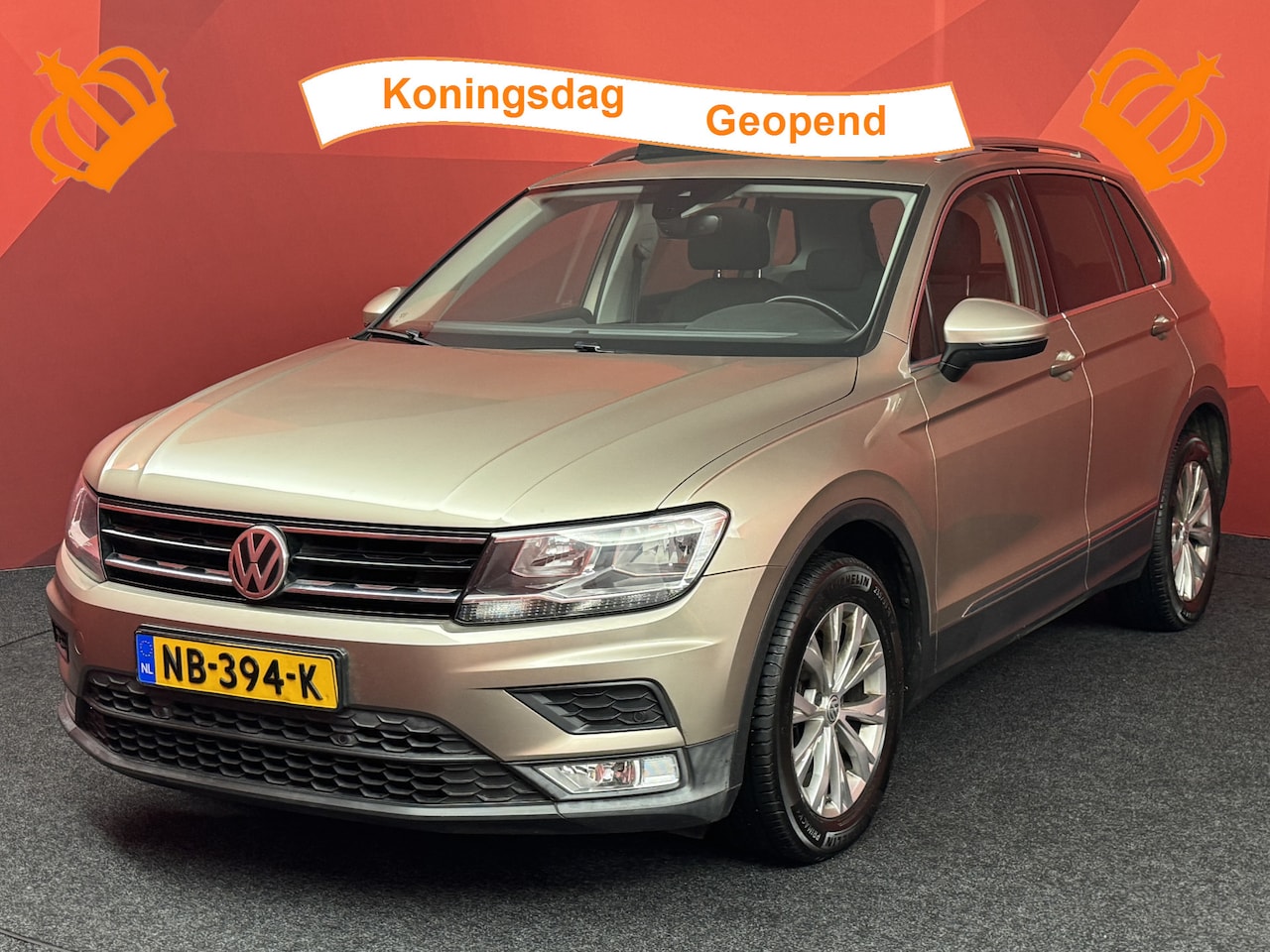 Volkswagen Tiguan - 2.0 TDI Connected Series | Automaat | Stoelverwarming | Pano | Adaptive Cruise | APK 21-01 - AutoWereld.nl