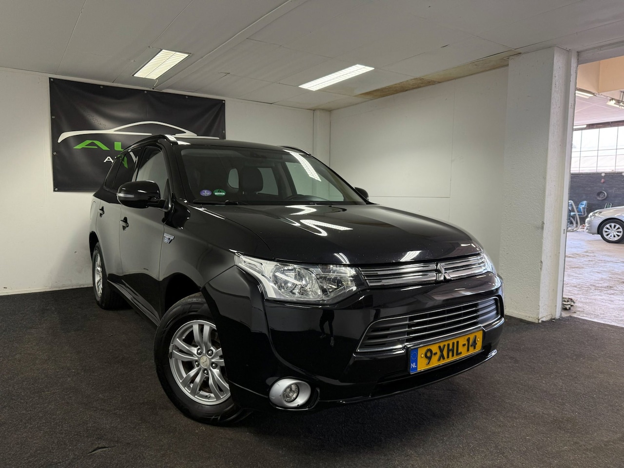 Mitsubishi Outlander - 2.0 PHEV Business Edition - Plug-inHybrid - Airco - Camera -APK 2027 - AutoWereld.nl