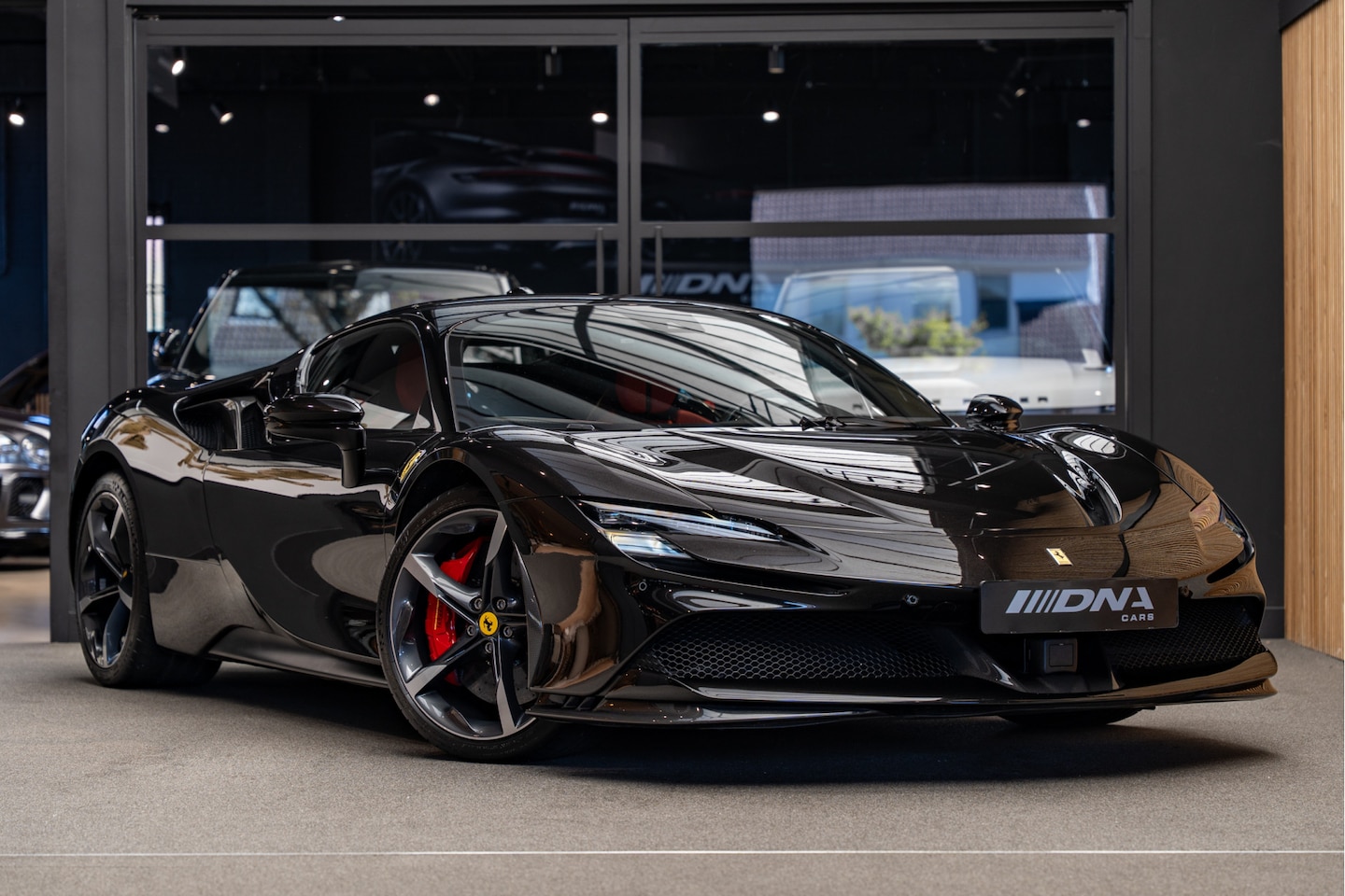 Ferrari SF90 Stradale - Lift Two Tone Scuderia Shields 4.0 V8 Carbon Seats . - AutoWereld.nl