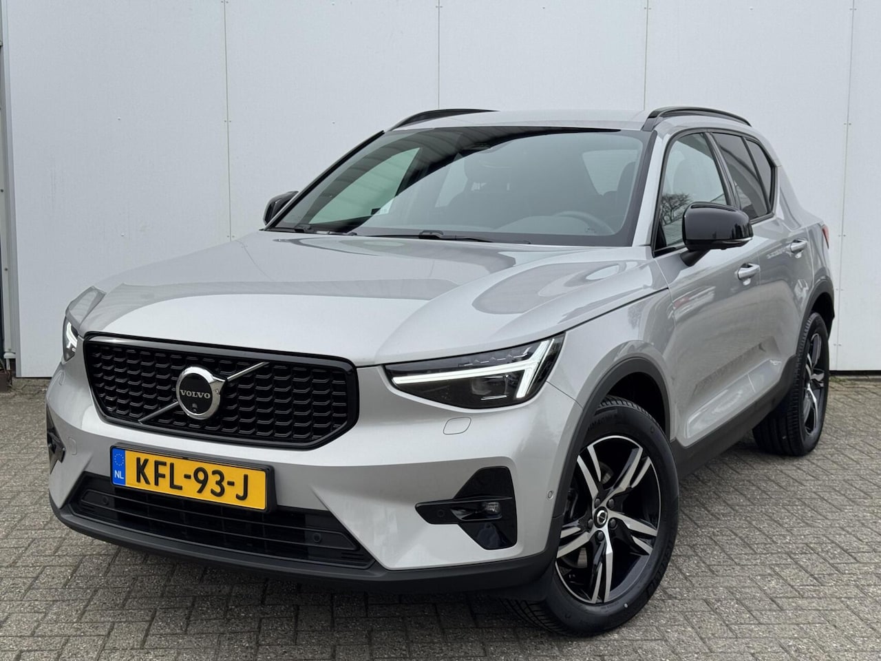 Volvo XC40 - 2.0 B3 Plus Dark| 360 camera|Elek.verstelbare voorstelen|Stoel en stuurverwarming - AutoWereld.nl