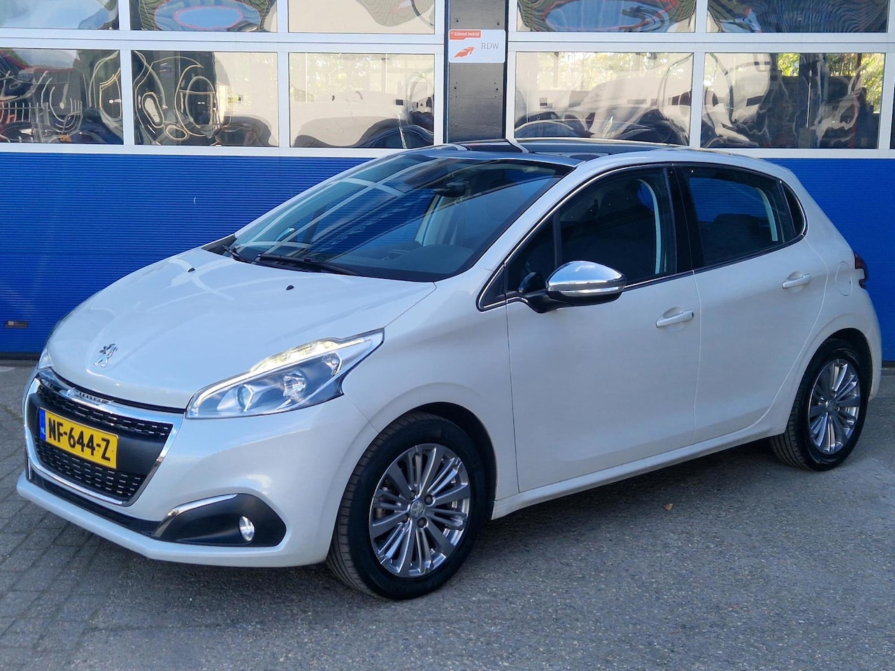 Peugeot 208 - 1.2 PureTech Allure / Panoramadak / Trekhaak / ECC / Carplay / Navigatie / Historie bekend - AutoWereld.nl