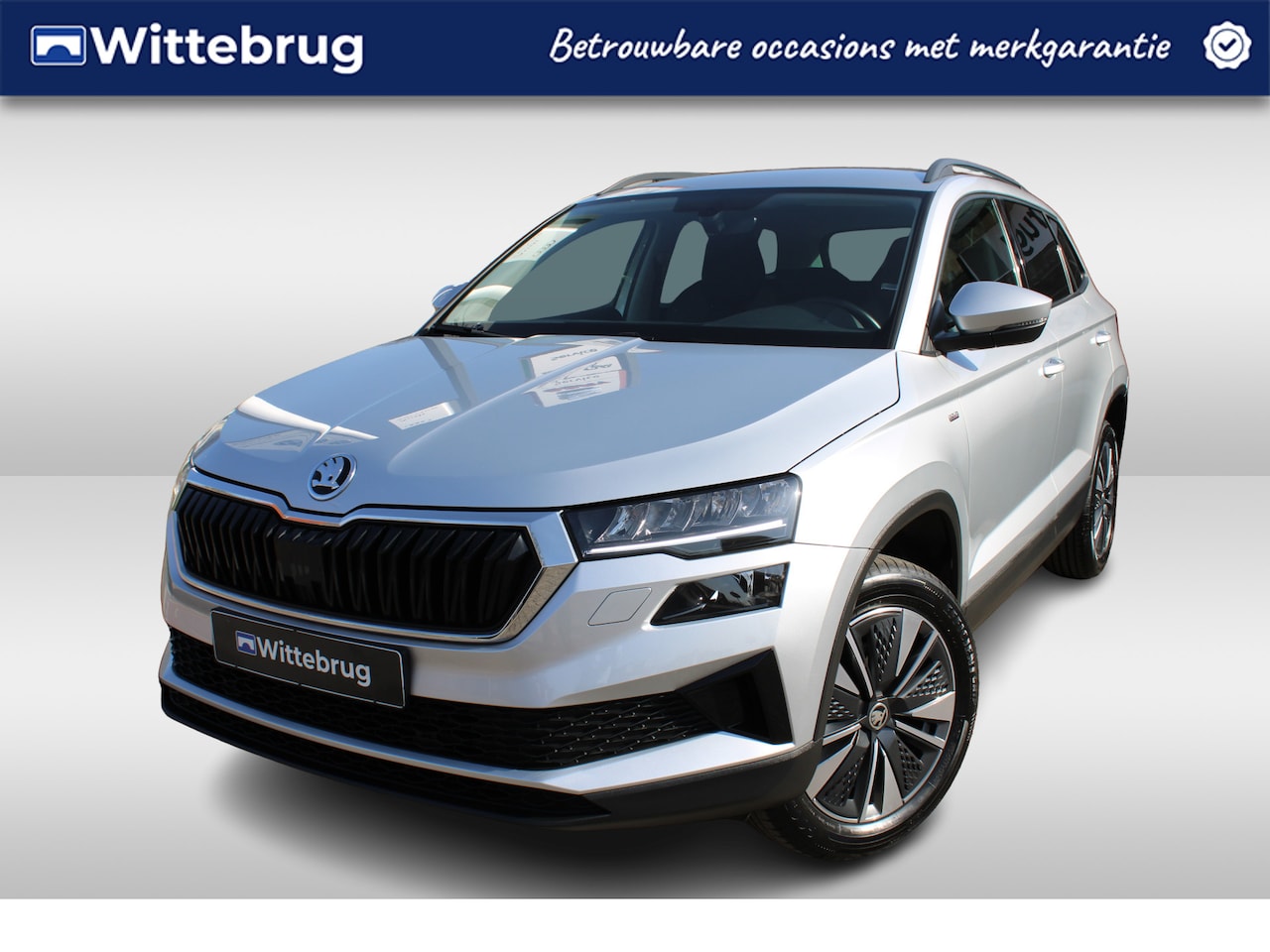 Skoda Karoq - 1.0 TSI 110pk Ambition Tour uitv. / Navigatie by APP / LM 17 inch / Parkeersensoren A. / L - AutoWereld.nl