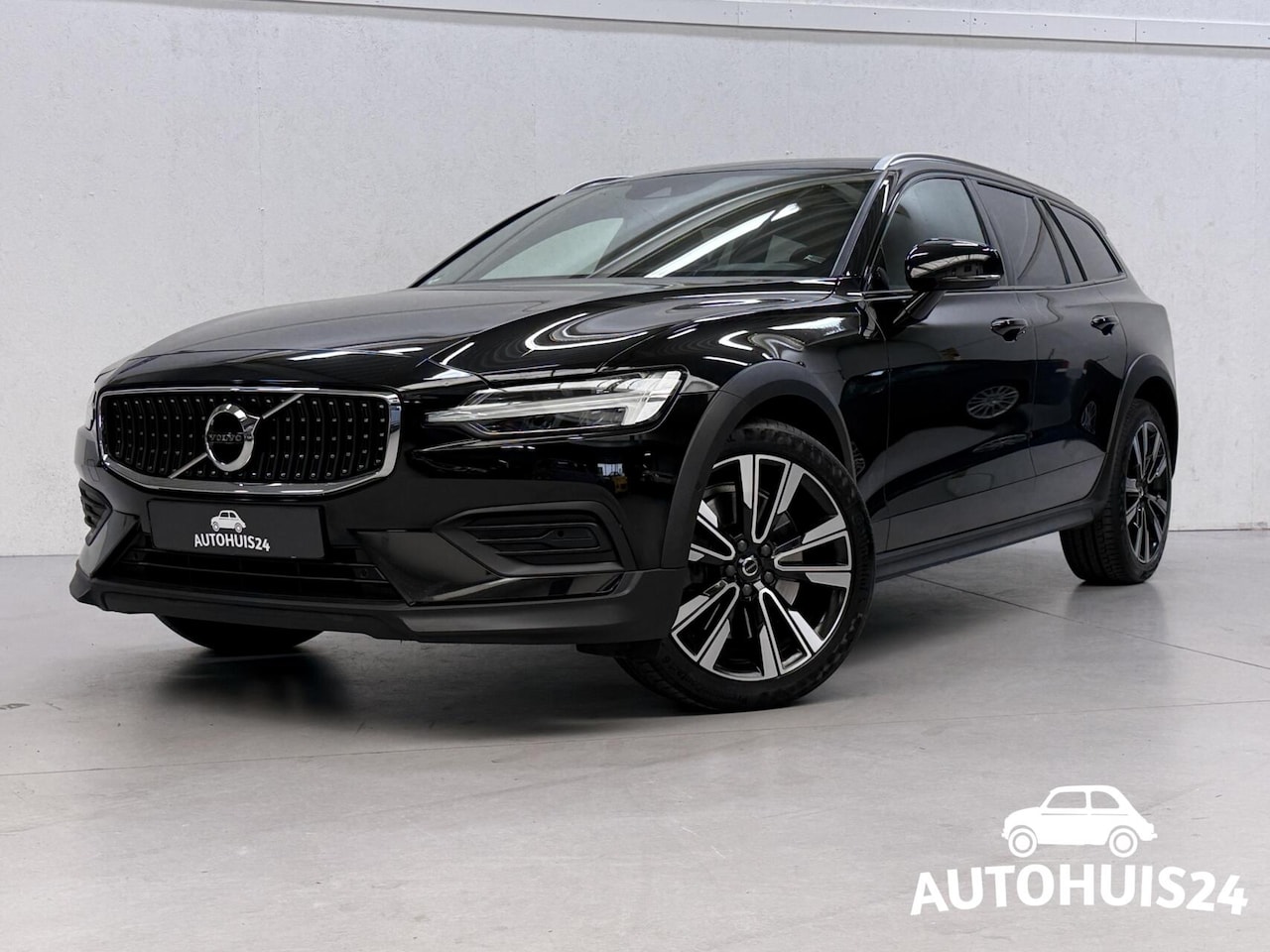 Volvo V60 Cross Country - 2.0 T5 AWD Momentum Pro 250PK HEAD-UP PANODAK - AutoWereld.nl